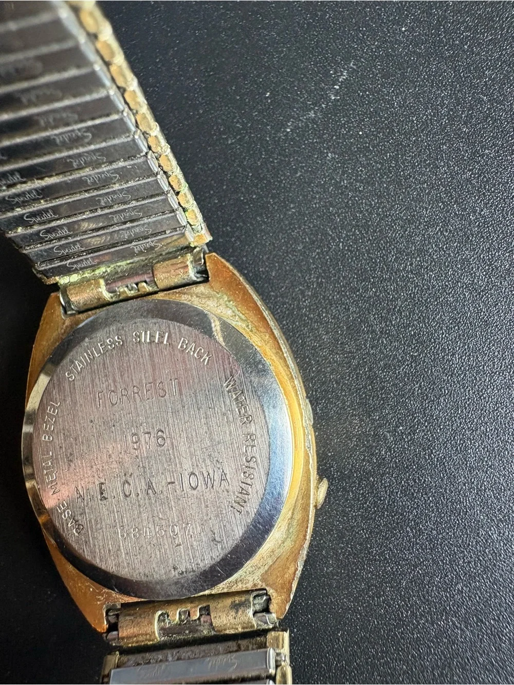 Spiedel Men’s vintage retro style gold/red wristwatch with expandable wristband